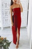 Robe de bal sexy rouge sans bretelles avec fente sur la cuisse et longue à bandes